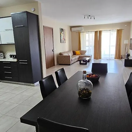 Apartmán Private Bedroom In Spacious - Entire Place To Yourself *